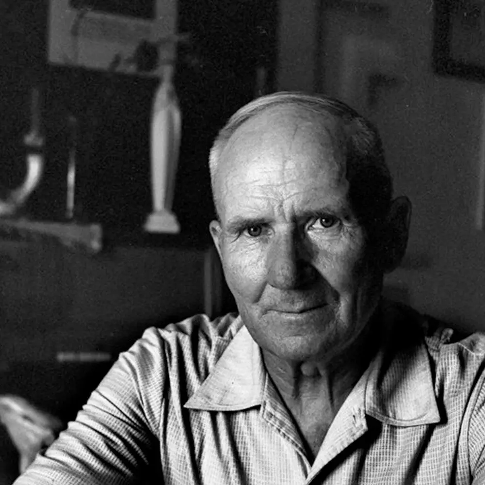 Portret starszego mężczyzny w koszuli – czarno-białe zdjęcie