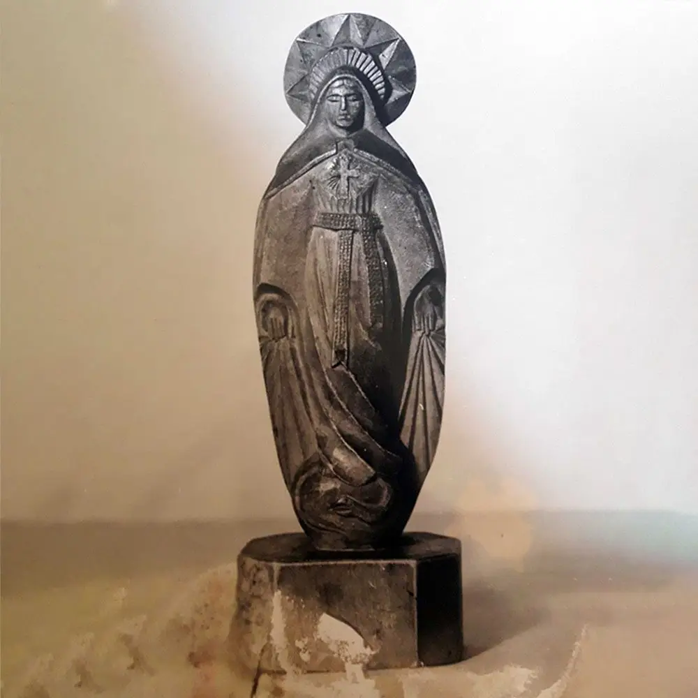 Archiwalna fotografia figurki Matki Bożej wykonanej przez więźniów zza drutów w Harmężach