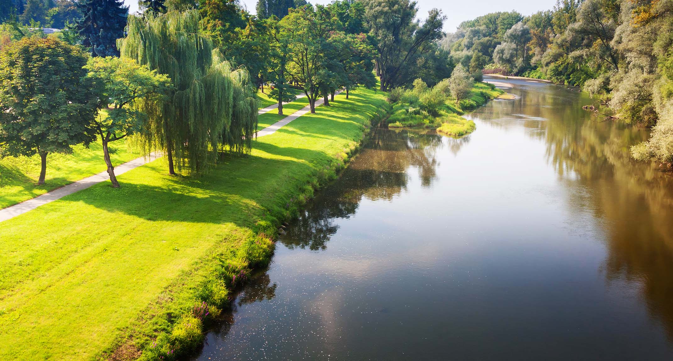 Bulwary nad rzeką Sołą w Oświęcimiu – alejki spacerowe i zieleń nad wodą