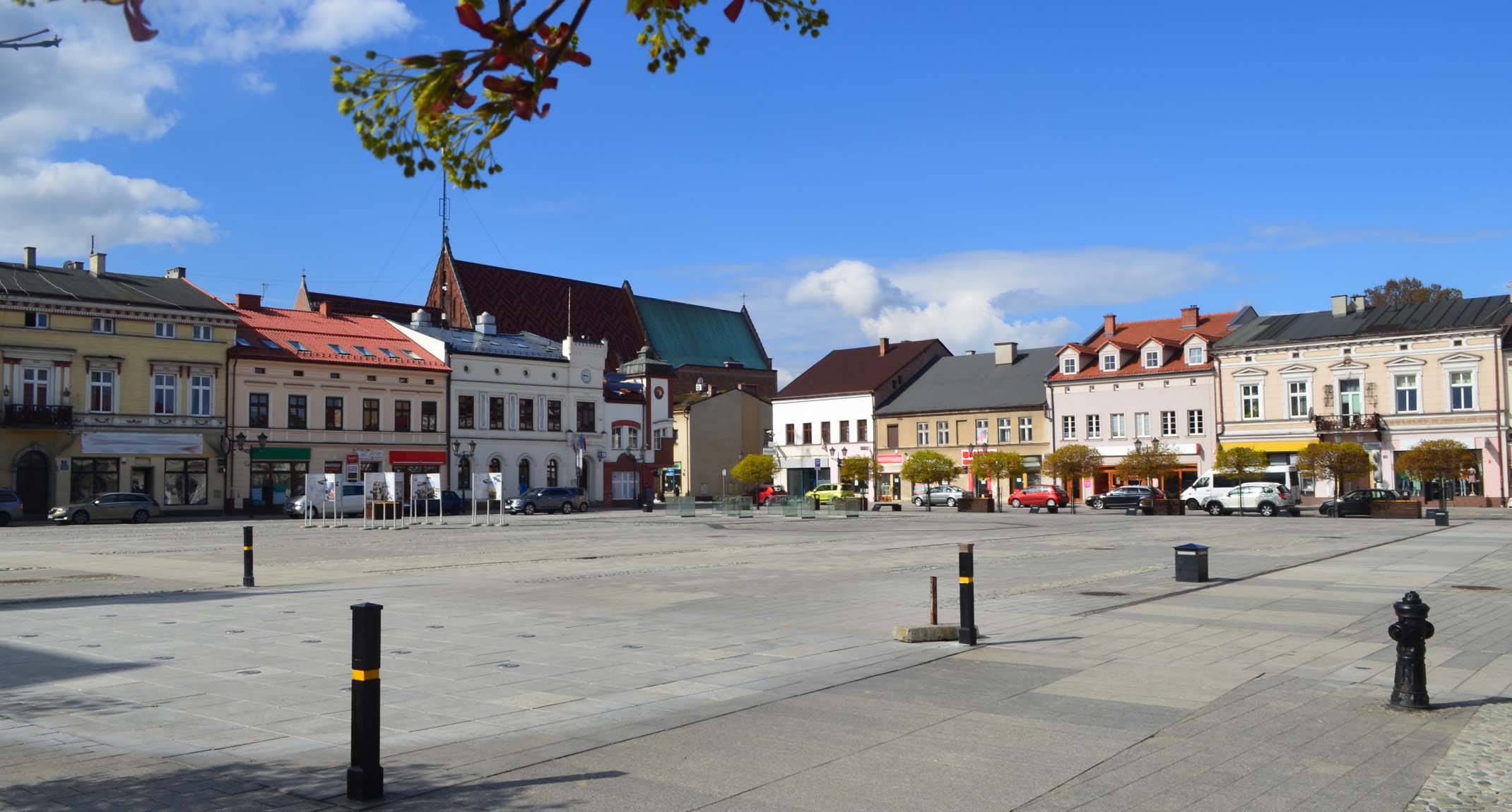Rynek w Oświęcimiu – kolorowe kamienice i plac miejski, okolice Harmęż