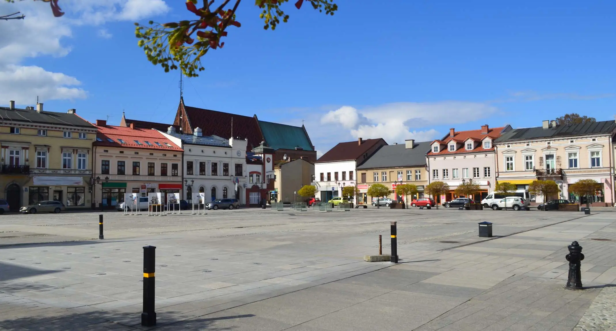 Rynek w Oświęcimiu – kolorowe kamienice i plac miejski, okolice Harmęż