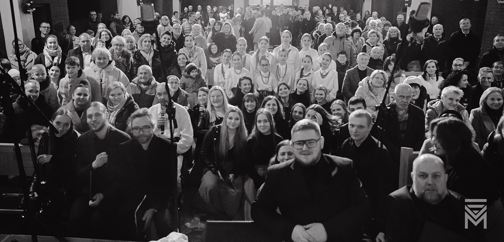 Koncert kolęd w kościele Matki Bożej Niepokalanej w Harmężach – wspólne śpiewanie z chórem Maksymalni i MaxiScholą