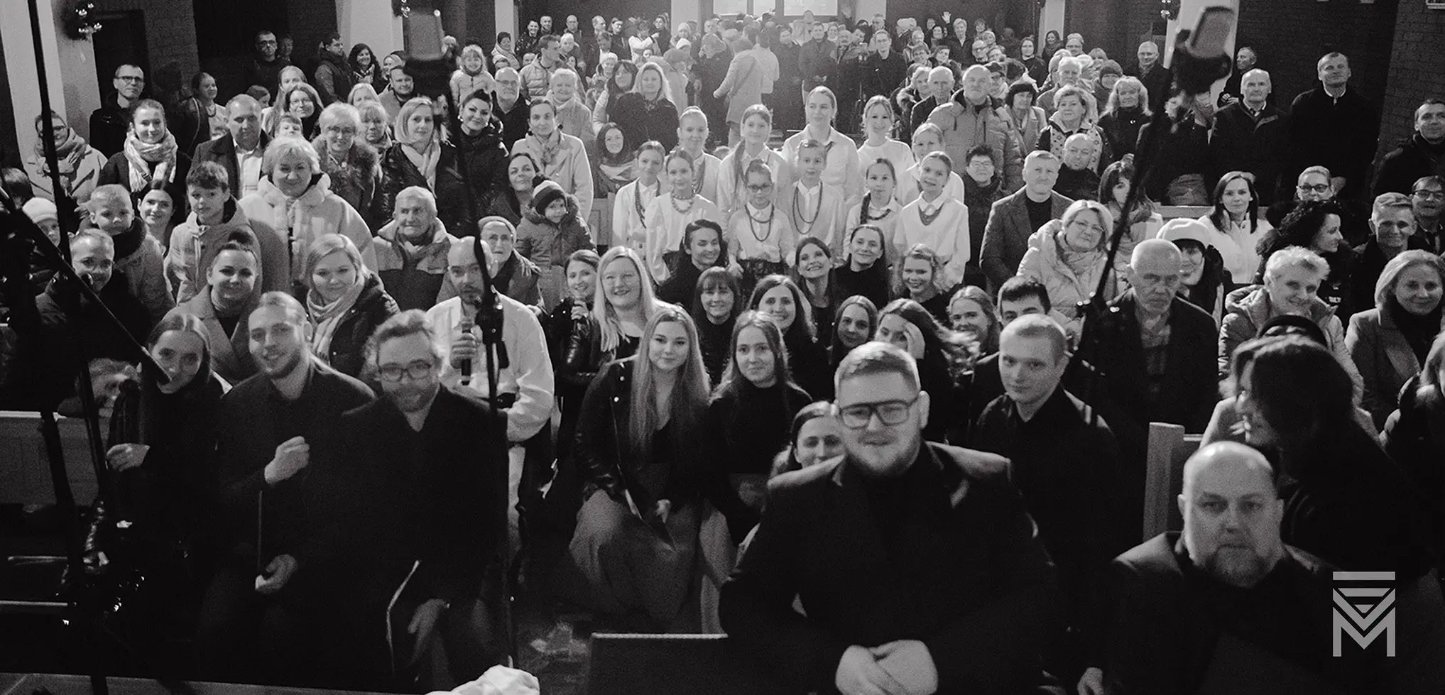 Koncert kolęd w kościele Matki Bożej Niepokalanej w Harmężach – wspólne śpiewanie z chórem Maksymalni i MaxiScholą