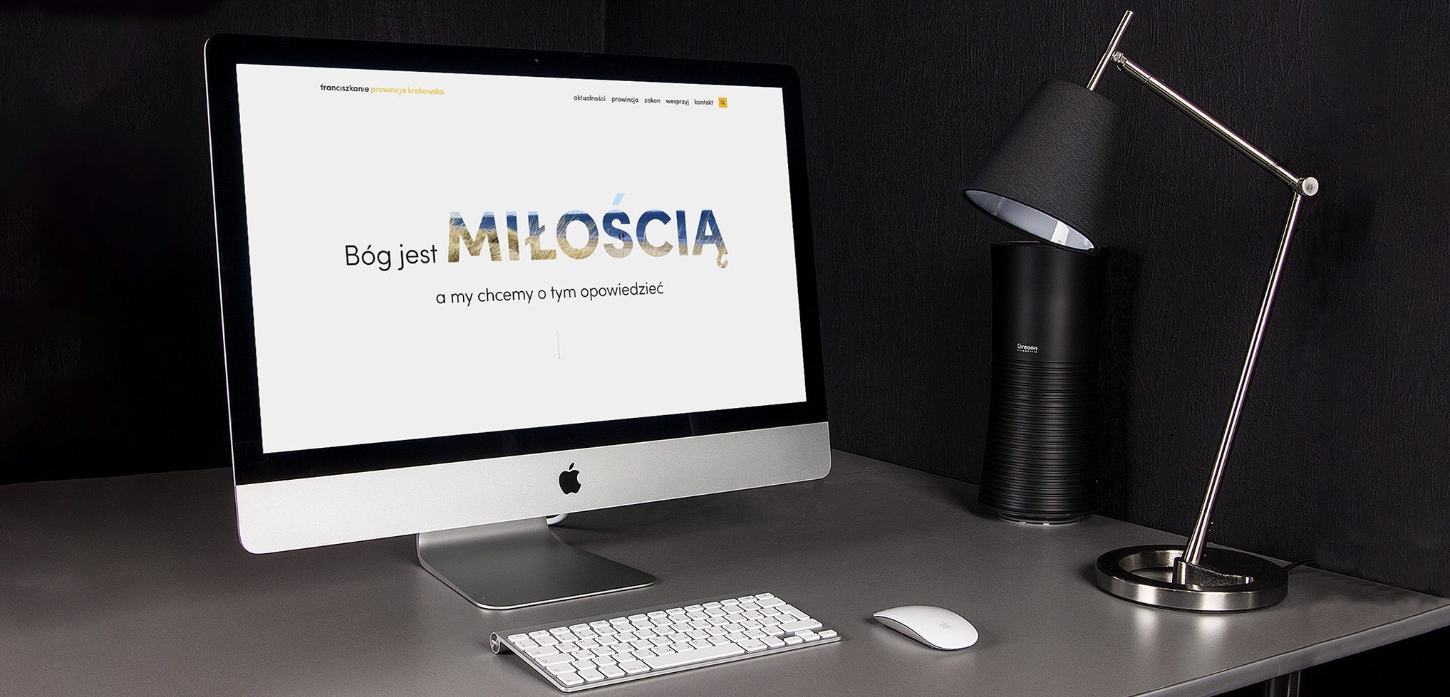 Ekran komputera z portalem franciszkanie.pl – franciszkańskie media ewangelizacyjne z Centrum św. Maksymiliana w Harmężach