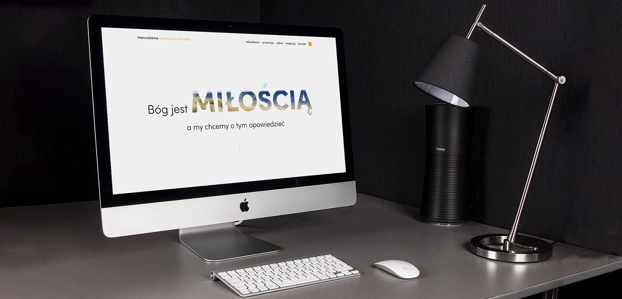 Ekran komputera z portalem franciszkanie.pl – franciszkańskie media ewangelizacyjne z Centrum św. Maksymiliana w Harmężach