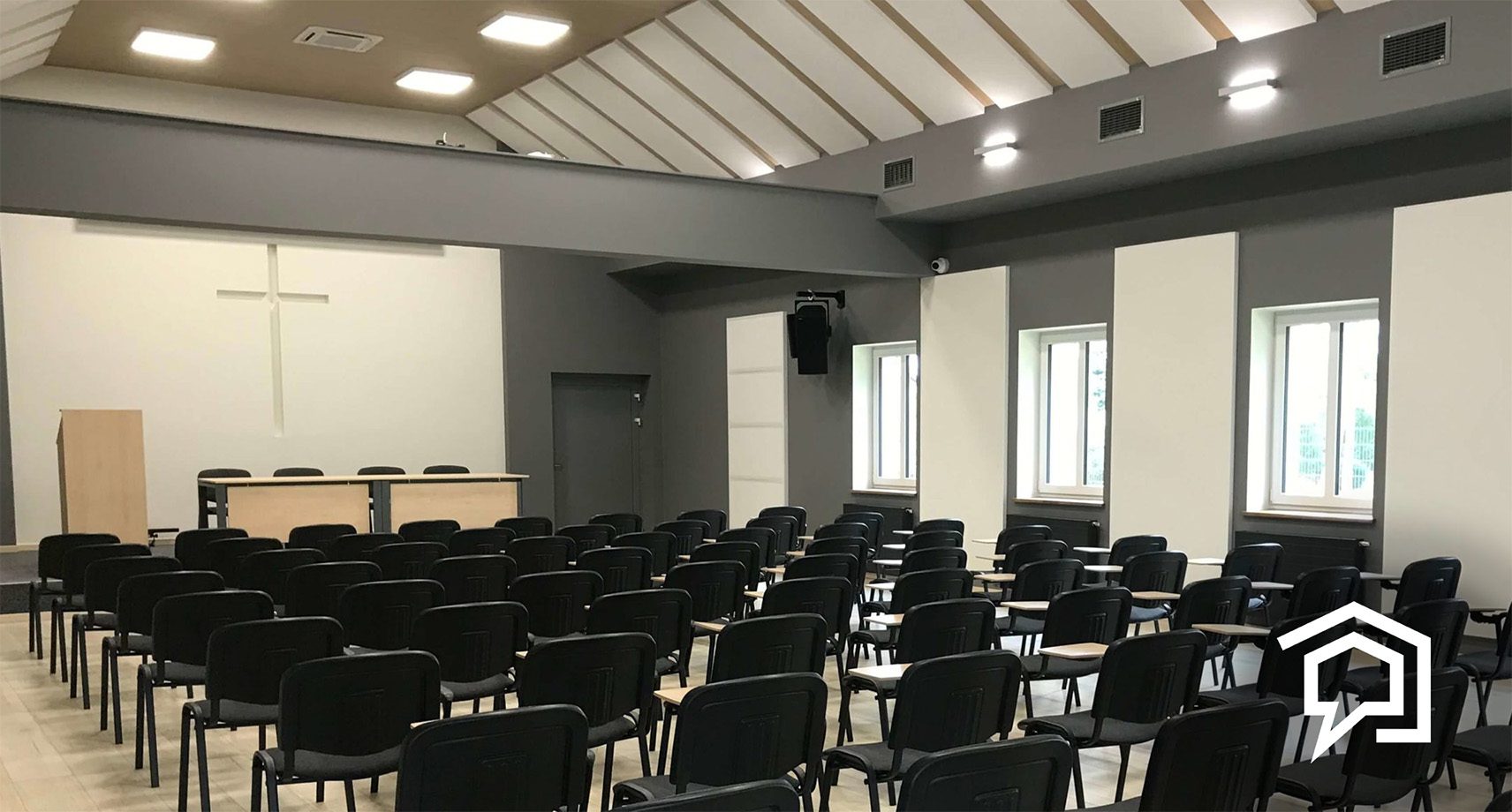 Aula im. ojca Łucjana Królikowskiego w Harmężach - nowoczesne wnętrze sali