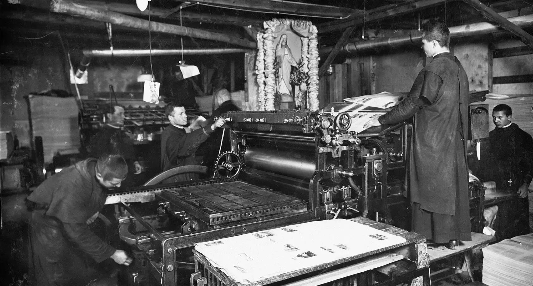 Drukarnia w Niepokalanowie, franciszkanie obsługujący maszynę drukarską