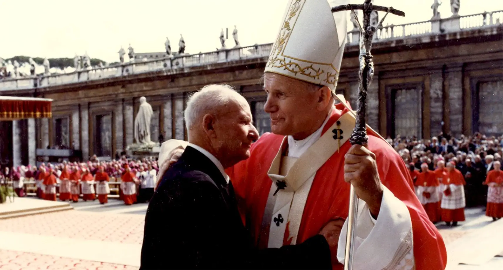 Franciszek Gajowniczek obejmuje papieża Jana Pawła II podczas kanonizacji św. Maksymiliana Kolbego w Watykanie