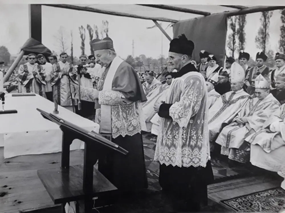 Kardynał Stefan Wyszyński podczas Mszy św. w Brzezince 15 października 1972 roku trzyma figurkę Matki Bożej wyrzeźbioną przez Bolesława Kupca