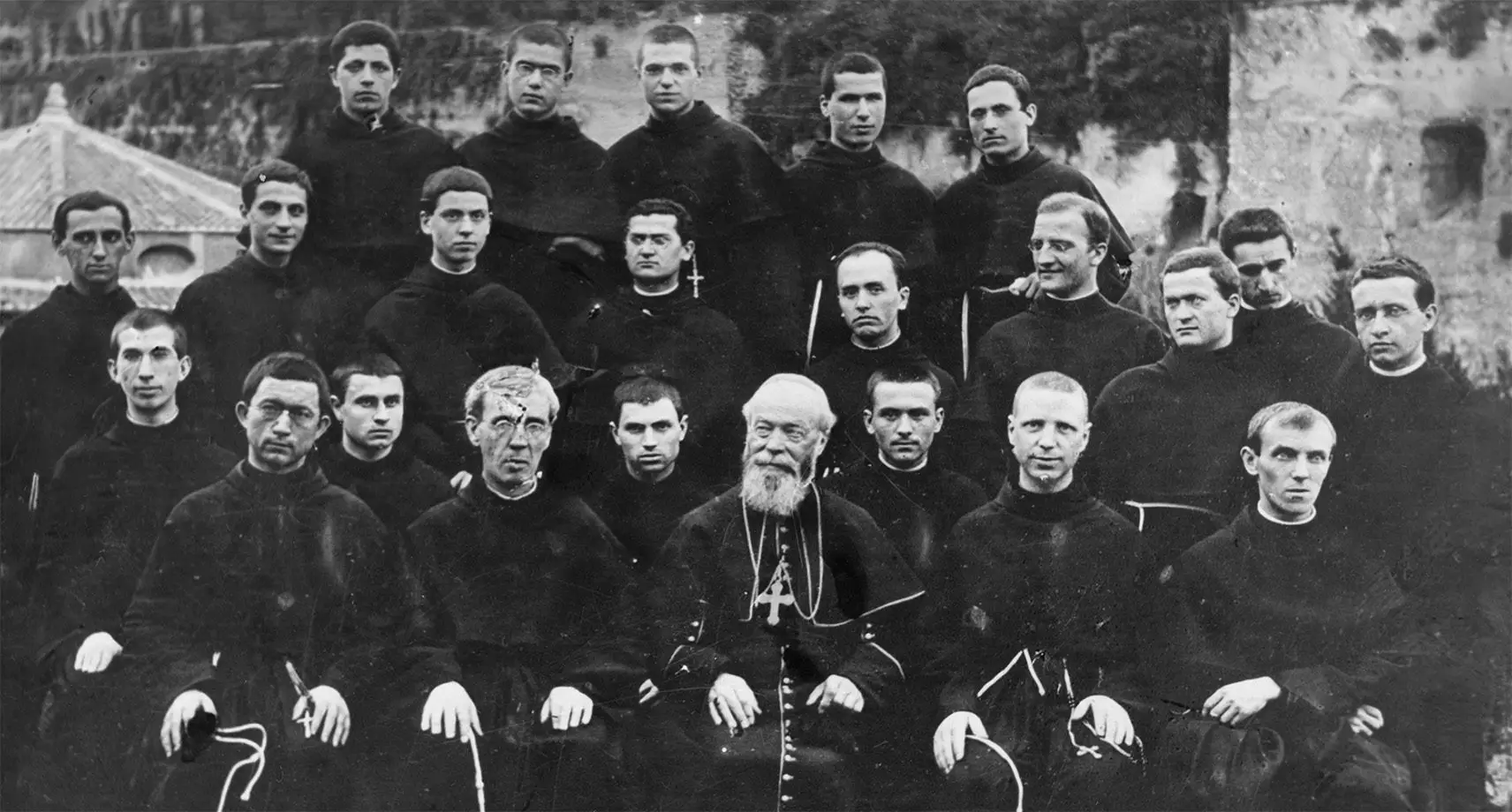 Grupa kleryków franciszkańskich ze swoimi wychowawcami w Rzymie, wśród nich św. Maksymilian Kolbe