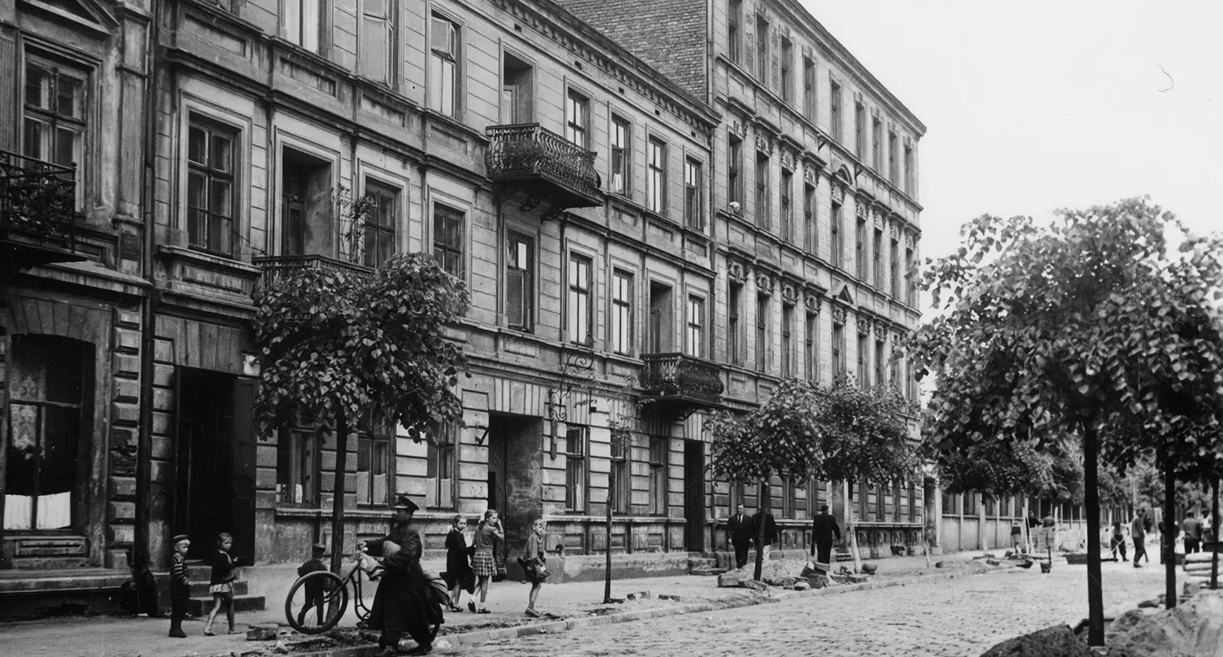 Historyczne zdjęcie szkoły w Pabianicach, do której uczęszczał św. Maksymilian Kolbe