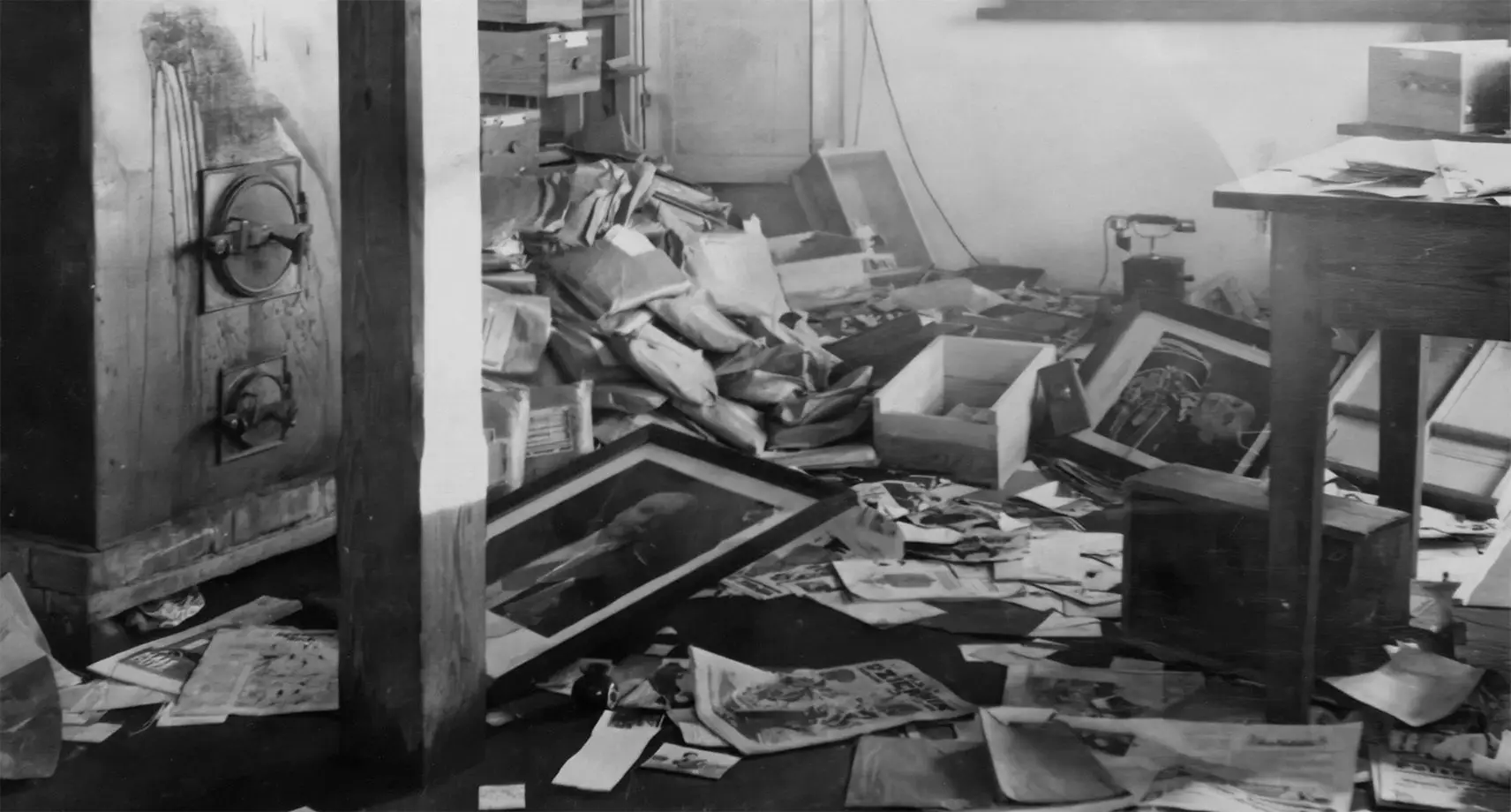 Zdemolowane pomieszczenie z porozrzucanymi dokumentami i obrazami w Niepokalanowie podczas II wojny światowej