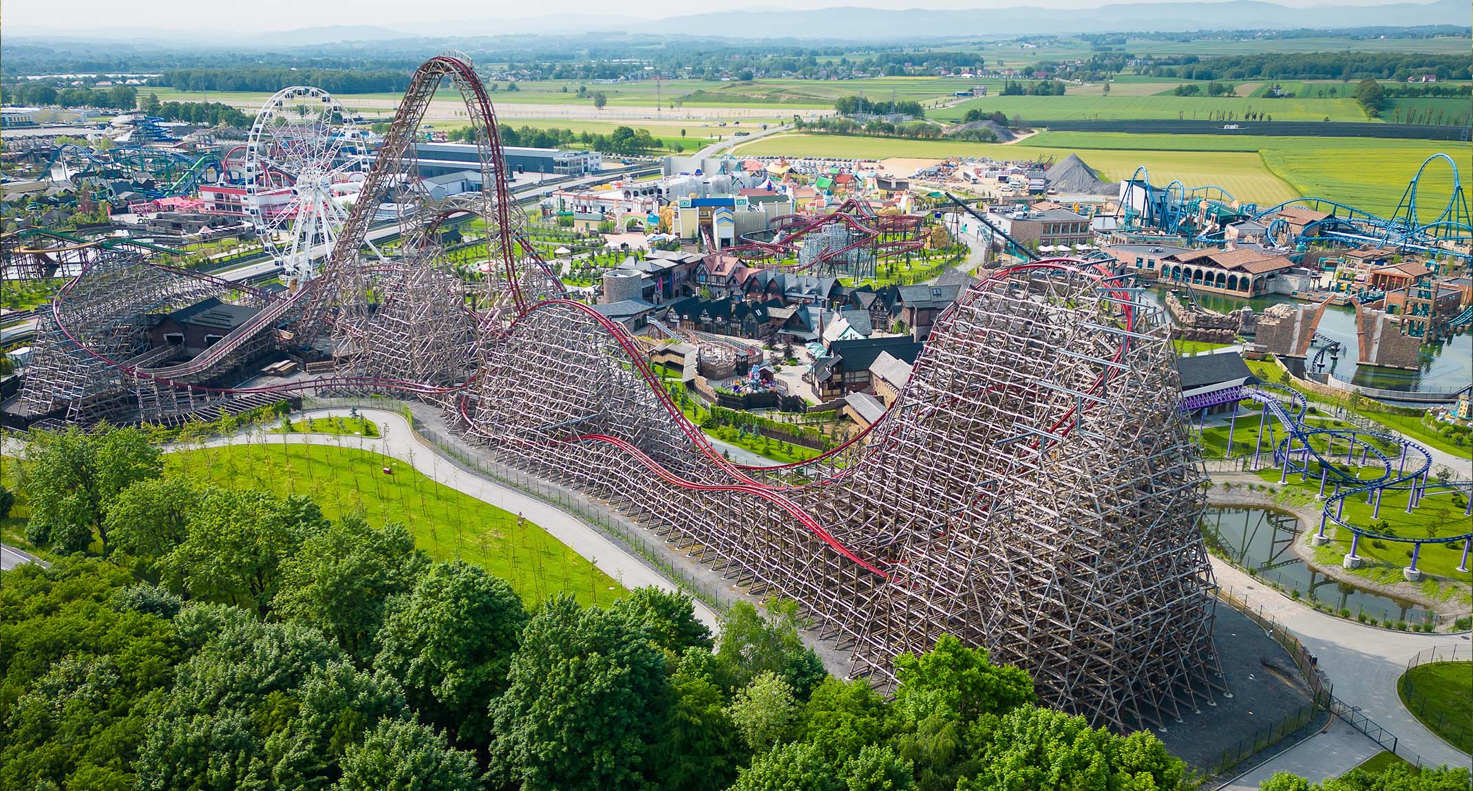 Energylandia w Zatorze – panoramowy widok parku rozrywki z rollercoasterami, niedaleko Oświęcimia