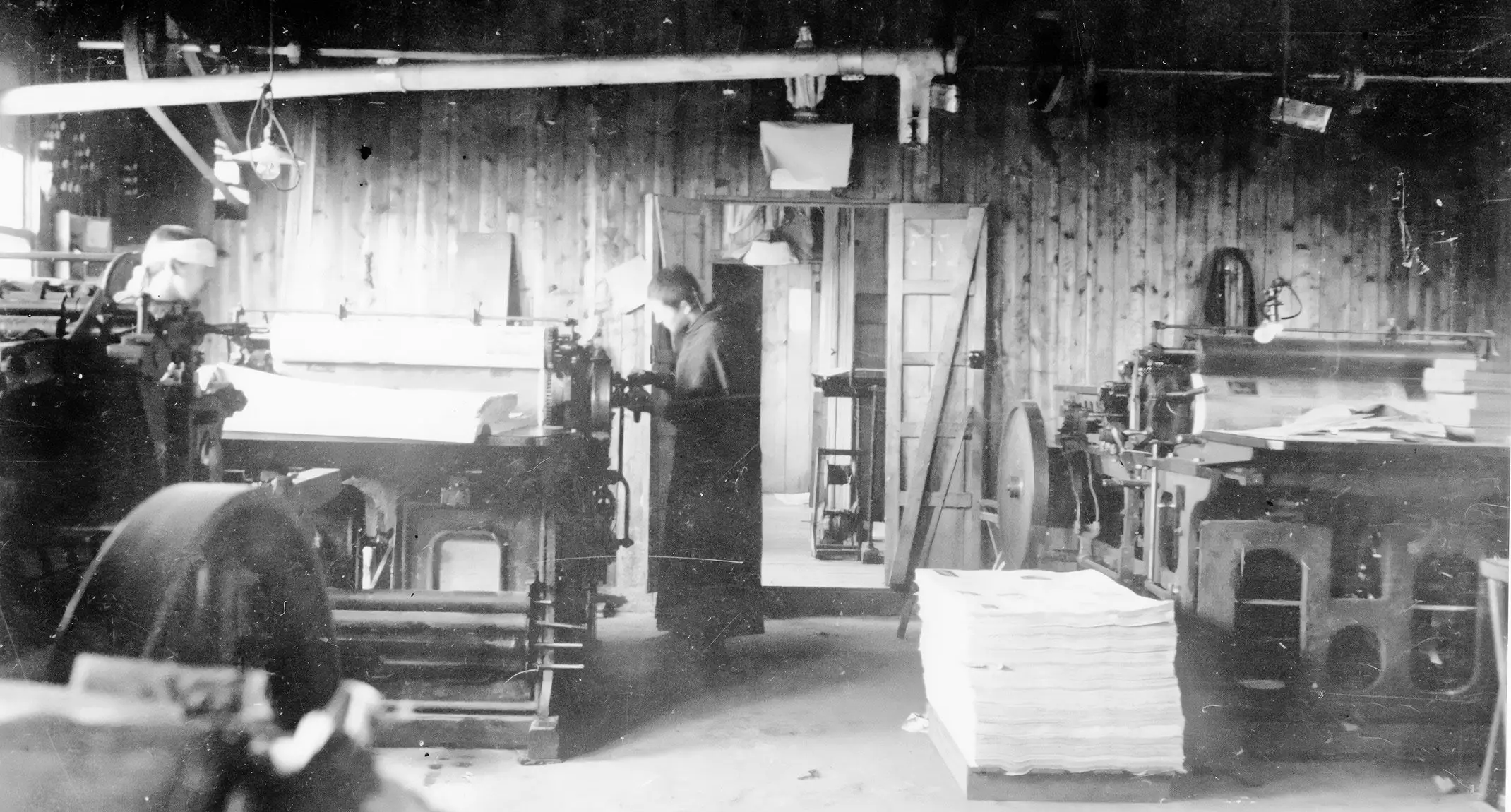 Franciszkanie przy maszynach drukarskich w japońskiej drukarni Rycerza Niepokalanej w Nagasaki, założonej przez św. Maksymiliana Marię Kolbego.