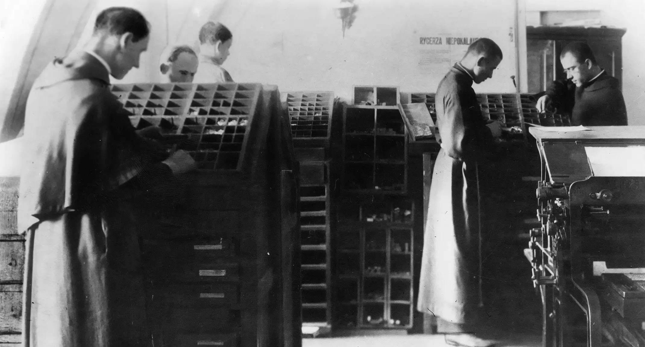 Franciszkanie przy pracy w drukarni w Grodnie, gdzie rozwijało się wydawnictwo „Rycerza Niepokalanej” założonego przez św. Maksymiliana Marię Kolbego.