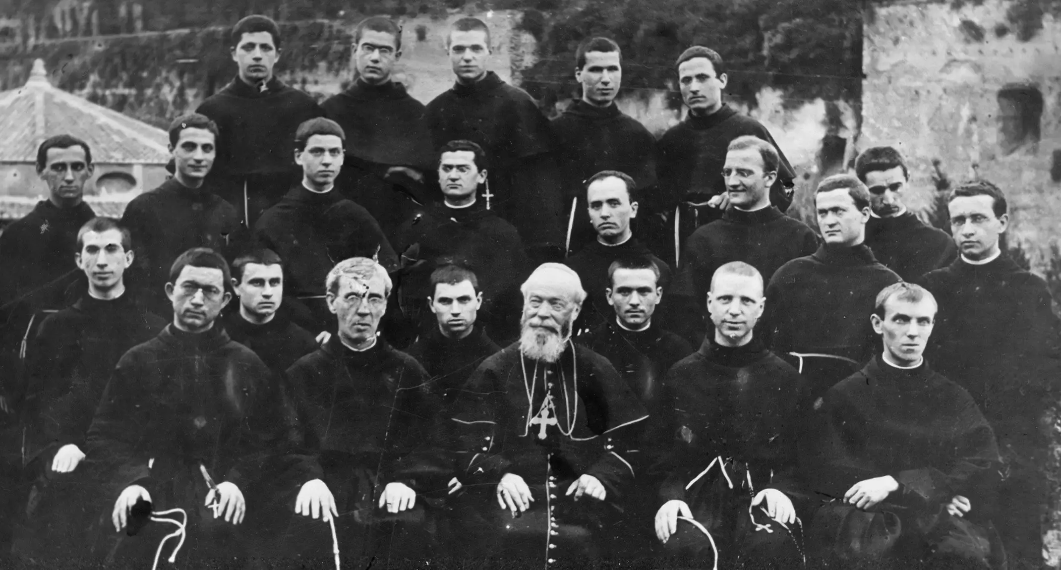 Święty Maksymilian Maria Kolbe wśród współbraci franciszkanów podczas studiów w Rzymie, gdzie w 1917 roku założył Rycerstwo Niepokalanej.